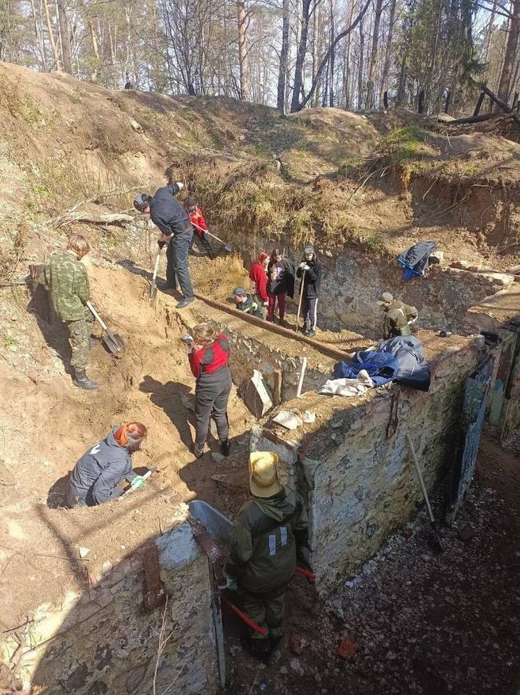 Студенты проводят раскопки на линиях обороны форта "Красная Горка"