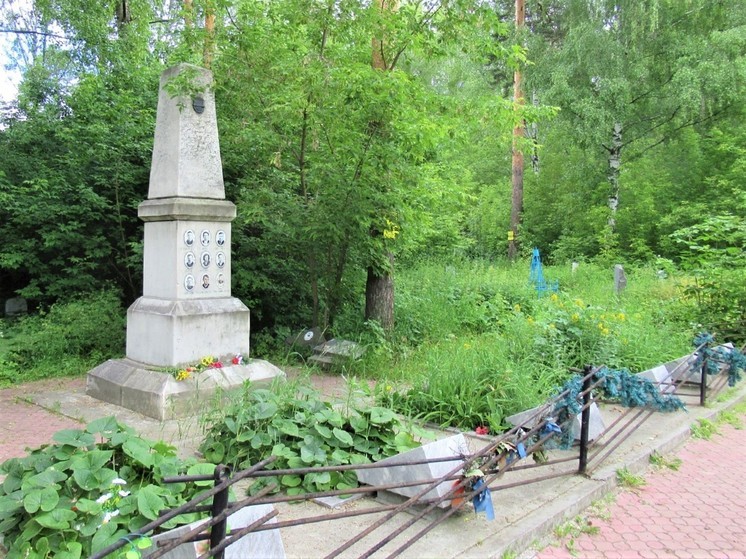 Вандалы осквернили могилу участников группы Дятлова в Екатеринбурге