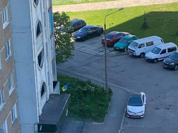 В Киеве на прохожую с высоты упала девушка, обе погибли