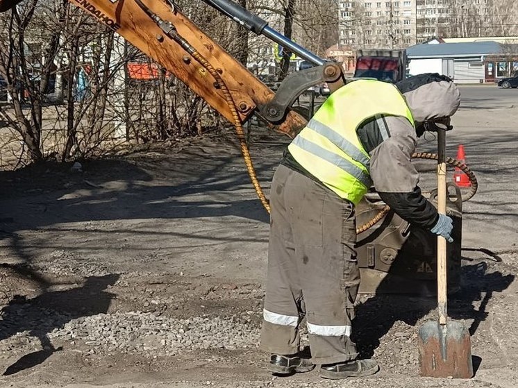 В Ярославле во время ремонта дороги "разбомбили" детскую площадку