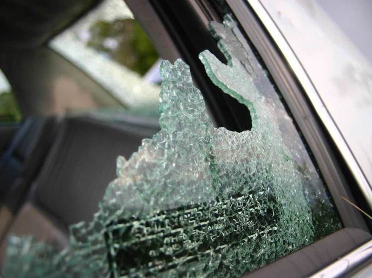 Ярославцы рассказали в соцсетях о кривоногом мужчине, который бьет стекла в машинах