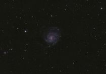 Галактика M101 представляет собой далекую звездную систему, содержащую сотни миллиардов солнц.