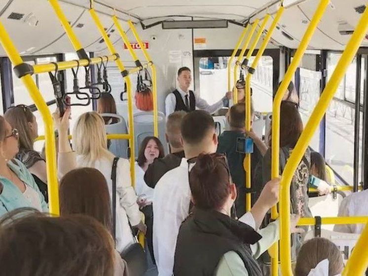 В Астрахани в автобусе устроили концерт