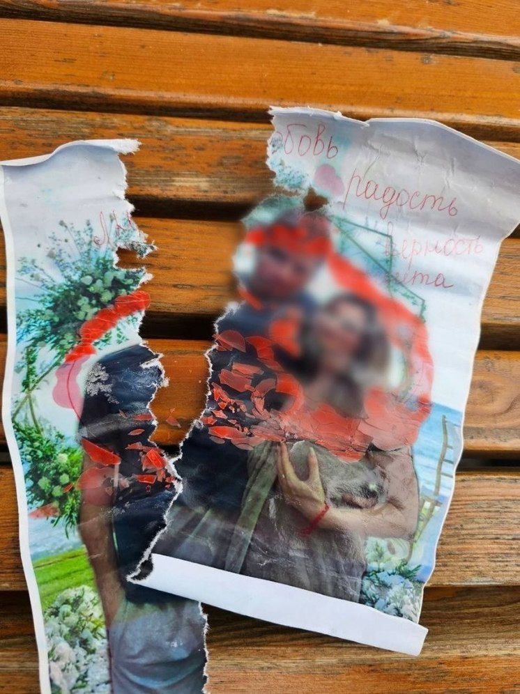 Жители Ноябрьска стали находить на улице странные предметы: порванные фото и свертки с иголками