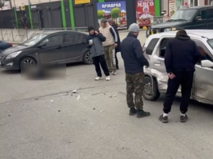 Мотоцикл и хэтчбек Сузуки жёстко столкнулись в Новосибирске