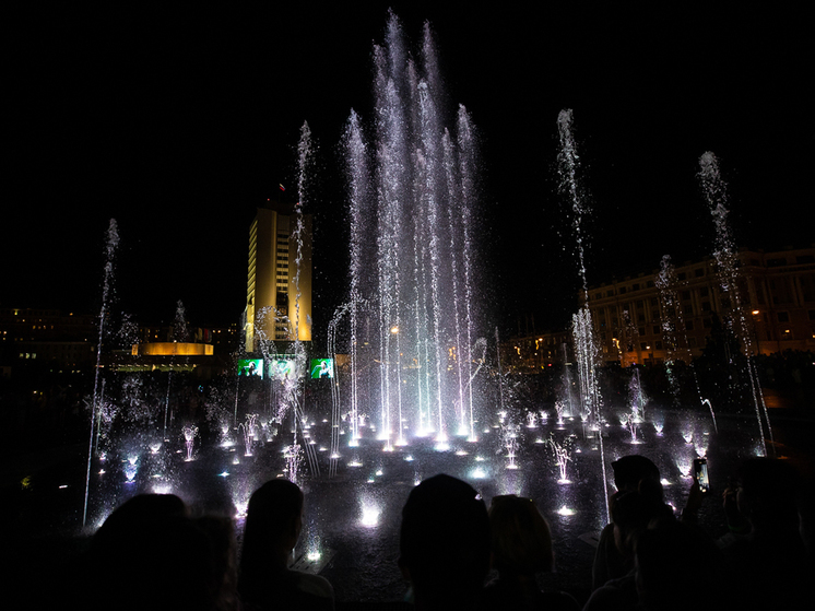 «Сухой» фонтан запущен на главной площади Владивостока