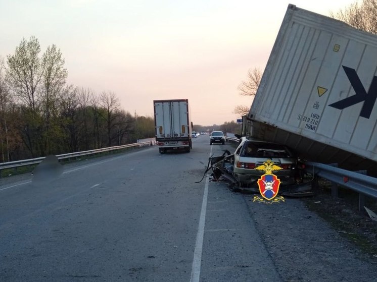 ГИБД: четверо погибли в столкновении грузовика с иномаркой на российской трассе