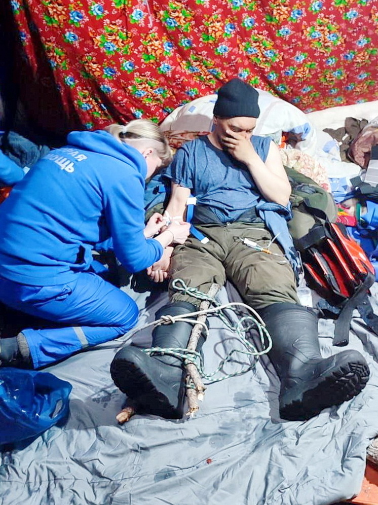 Спасатели и врачи помогли ямальцу, сломавшему ногу при падении с горы