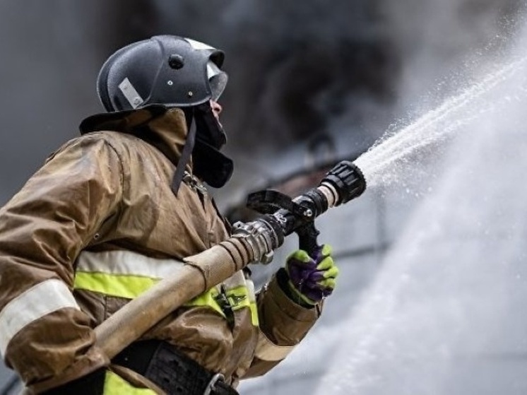 Пожарные почти 4 часа тушили загоревшийся в Томске дом