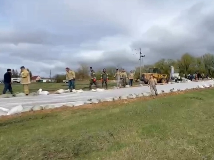 Ямальские спасатели будут круглосуточно патрулировать дамбу в Тюменской области