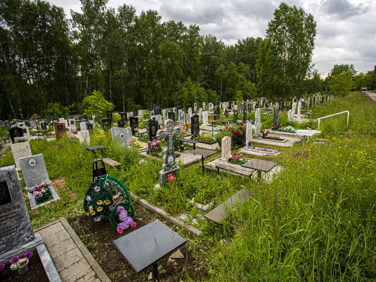 В Омске изменили схемы двух автобусных маршрутов до кладбищ на Радоницу