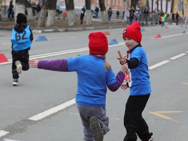В Северодвинске на Первомайской эстафете детские команды наградили мороженым