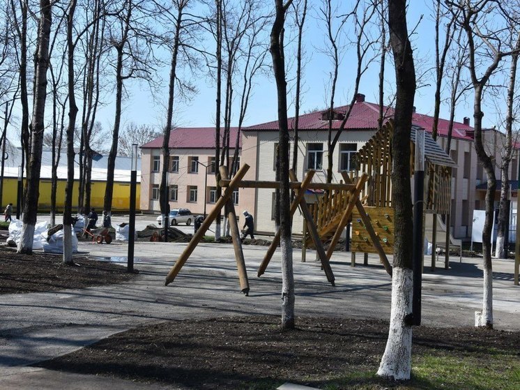 В Долинске завершается благоустройство сквера имени Ленина