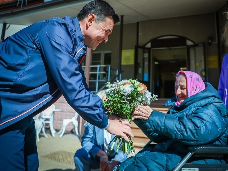 Андрей Воробьев поздравил с Первомаем жителей пансионата для пожилых людей в Черноголовке