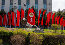 В ожидании празднования Дня Победы улицы Владивостока украсили тематической атрибутикой