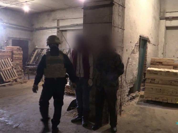 Семь мигрантов прятались от полицейских на складах в Новосибирске