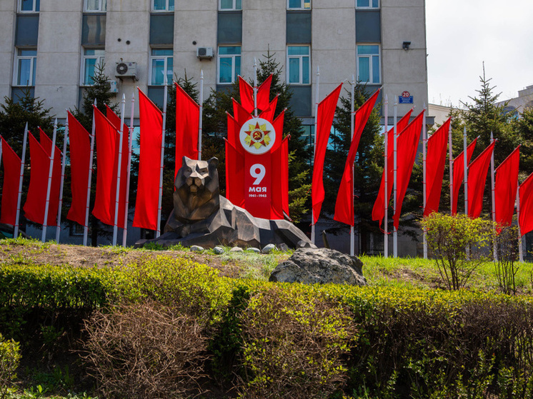 Алые знамена украсили улицы Владивостока в преддверии Дня Победы