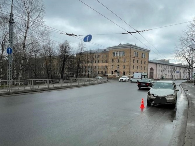 Водителю в Петрозаводске стало плохо за рулем, и он попал в аварию