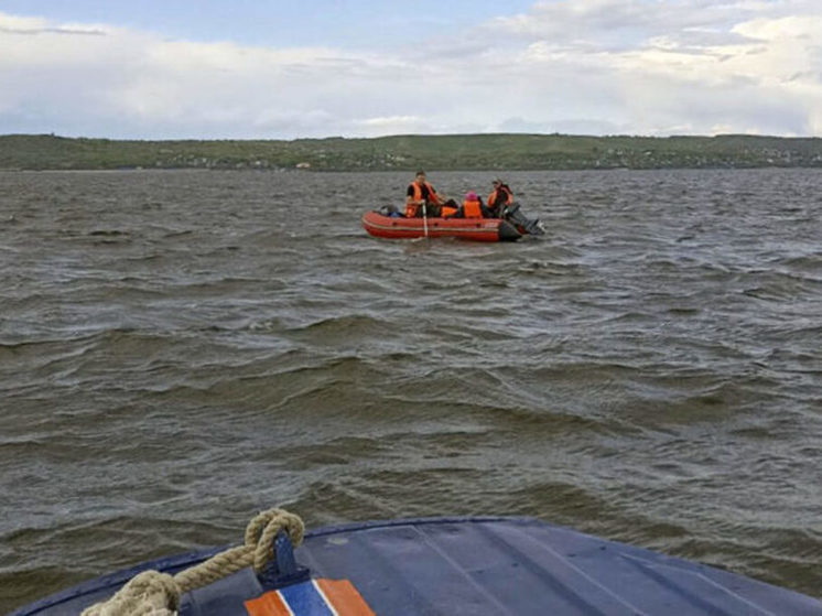 В Самарской области сотрудники МЧС развернули операцию по спасению лодки с двумя детьми на борту