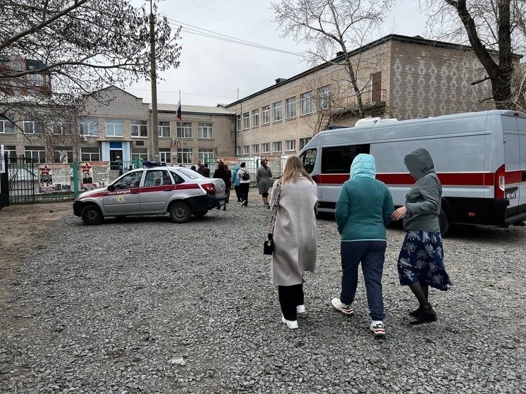Спецслужбы из-за подозрительного чемоданчика оцепили школу №19 в Чите