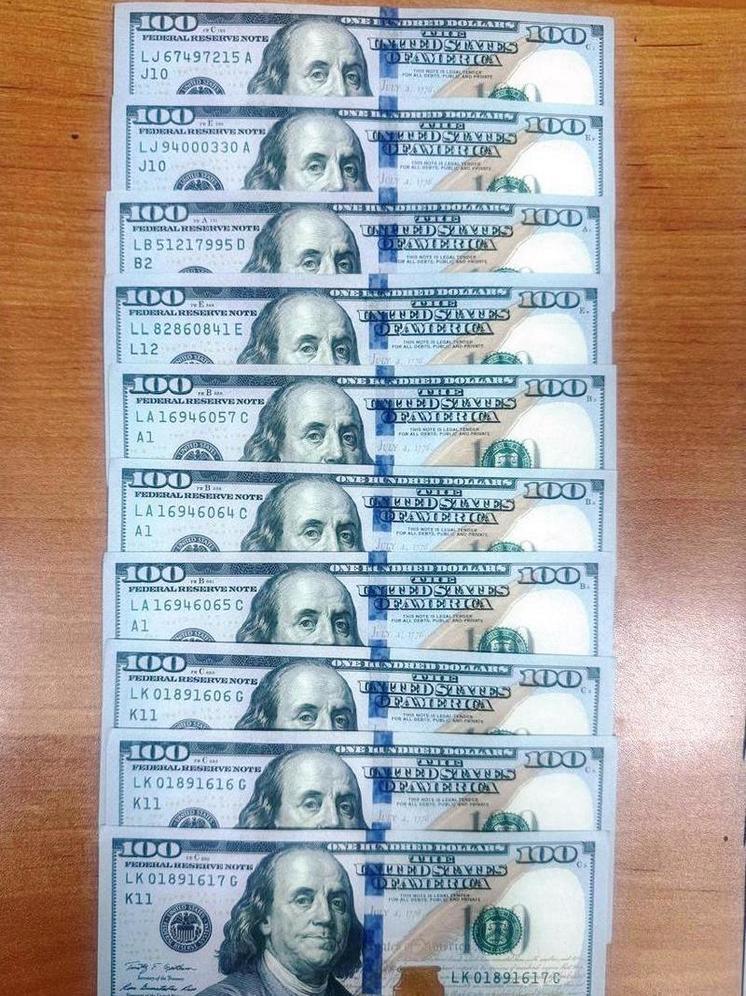 В аэропорту Сочи у пассажира изъяли доллары и рубли