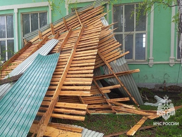 Порывом ветра в Башкирии частично сорвало крышу здания гимназии