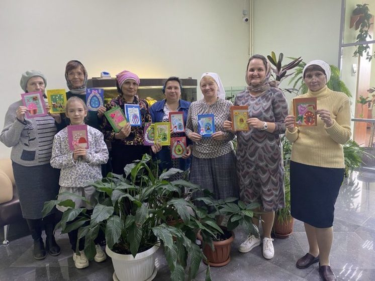 Верующие в Хабаровске учились изготавливать пасхальные открытки