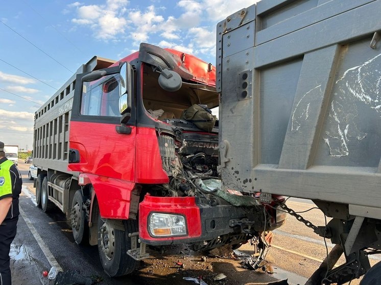 При столкновении трёх фур в Воронеже погиб 58-летний водитель