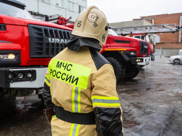 В Новосибирске загорелось здание склада
