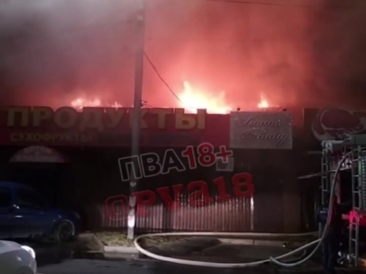 В Анапе на улице Владимирской ночью сгорел магазин
