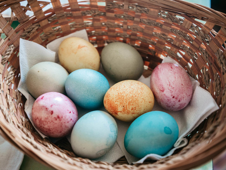 Как покрасить яйца к Пасхе-2024: необычные способы