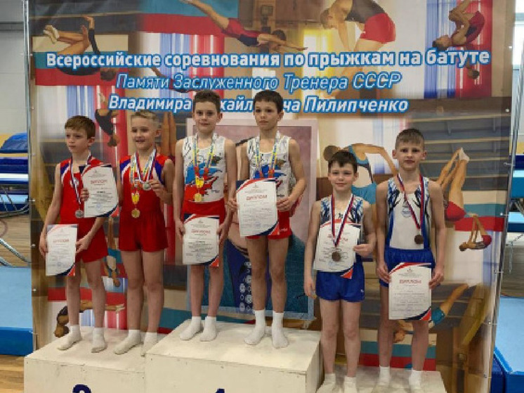 Белгородские спортсмены привезли 18 медалей с соревнований по прыжкам на батуте