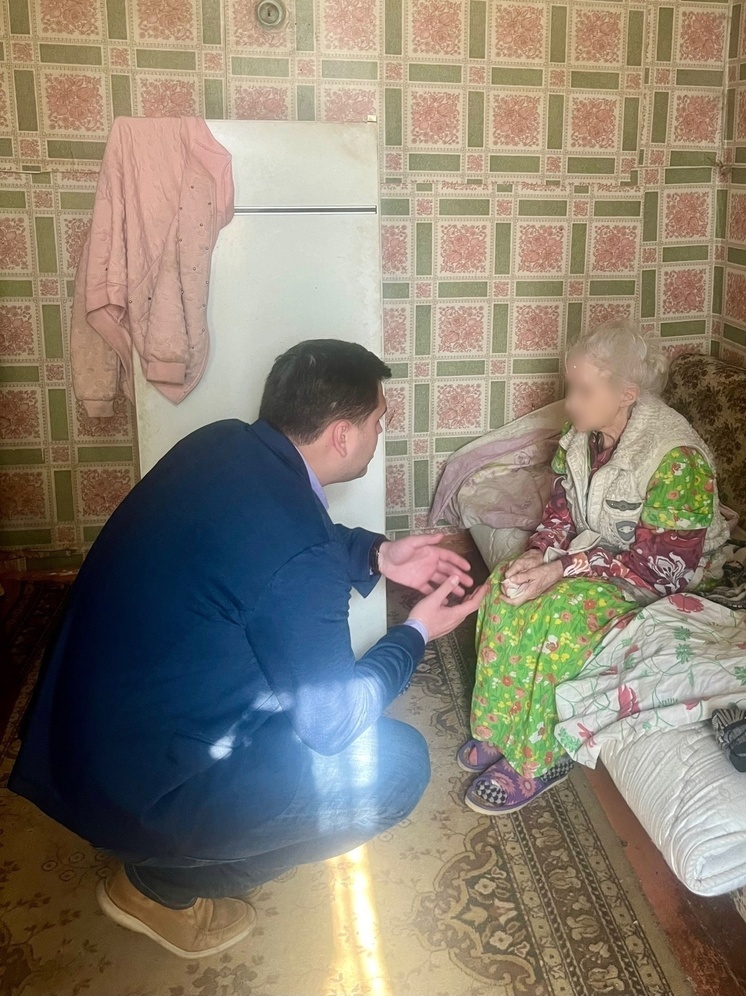 В Красноярске выпивающий сын держит в голоде и спаивает пожилую мать