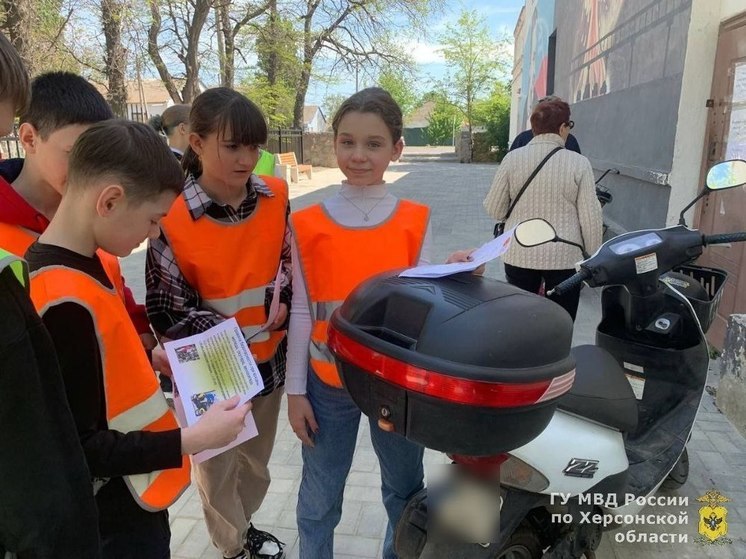 Автоинспекторы Геническа проводят мероприятия со своими юными коллегами