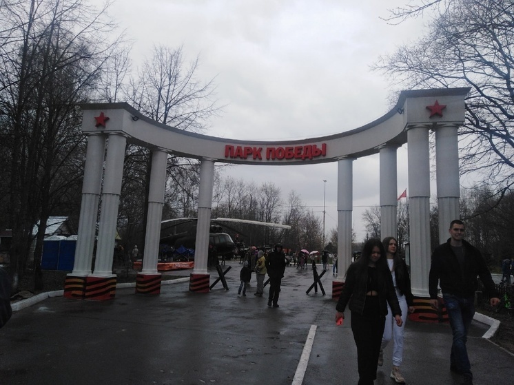 В парке Победы Вологды установили новые скамейки