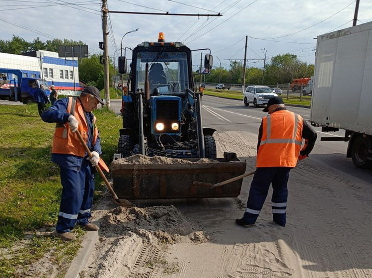 На уборку дорог в Курске вышли 61 рабочий и 46 единиц техники