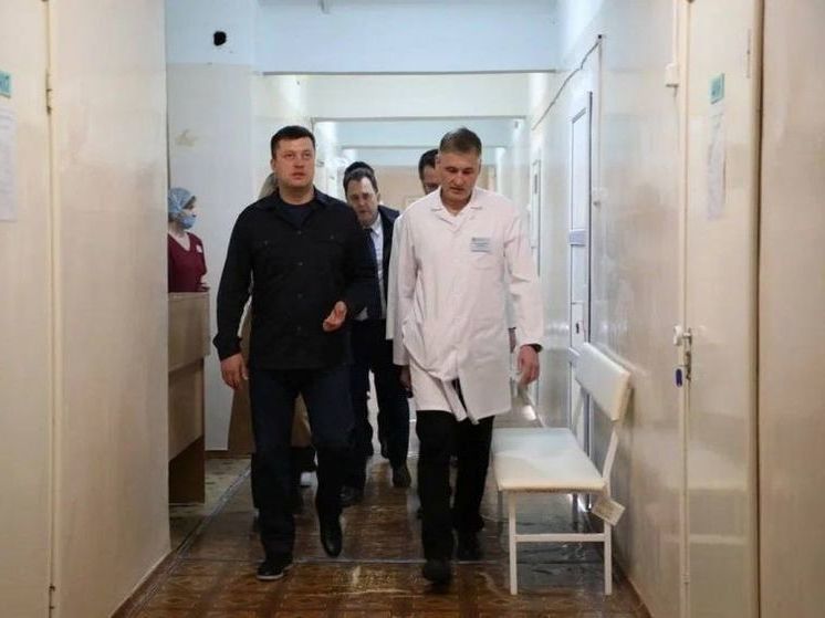 Ратмир Мавлиев проверил ход ремонта уфимских поликлиник