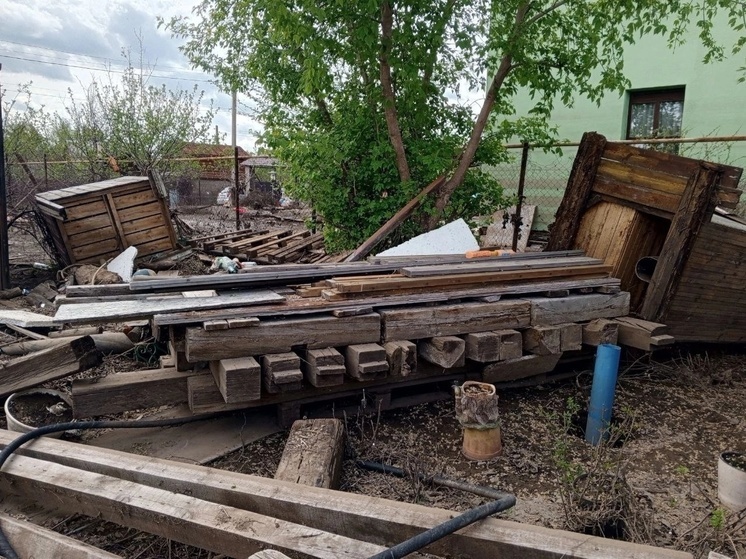 Жители Оренбурга находят на участках крыши чужих домов и приходят в ужас от увиденного внутри своих