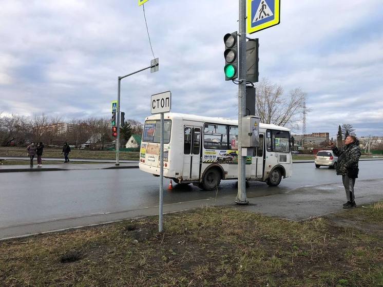 В Новосибирске водитель автобуса совершил наезд на женщину с ребенком