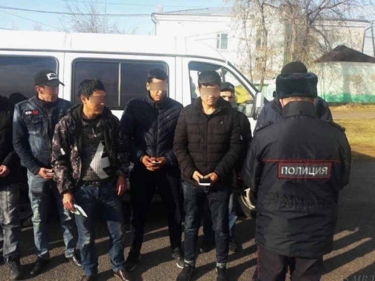 Пора вам выйти вон: костромские полицейские выдворили из страны мигрантов