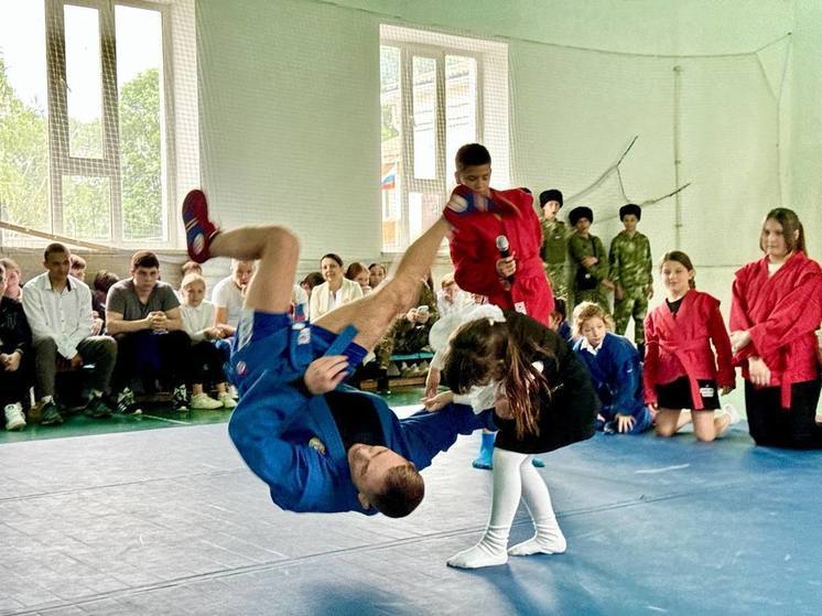 Чемпион мира по самбо Федор Дурыманов провел апшеронским школьникам мастер-класс