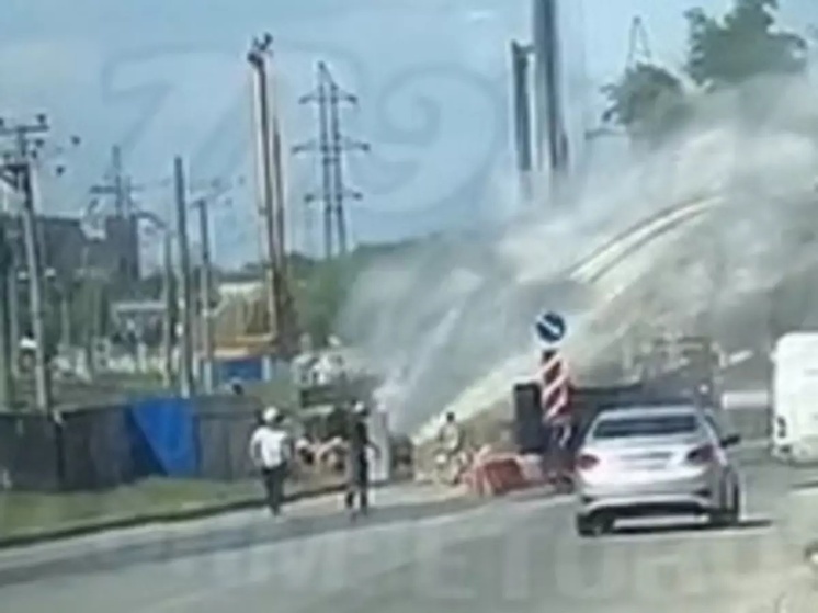В Ростове из-за коммунальной аварии из-под земли забил мощный фонтан