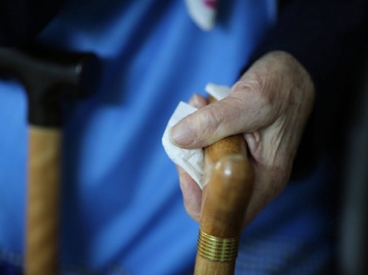 Более 480 пожилых волгоградцев пользуются услугами помощников по уходу