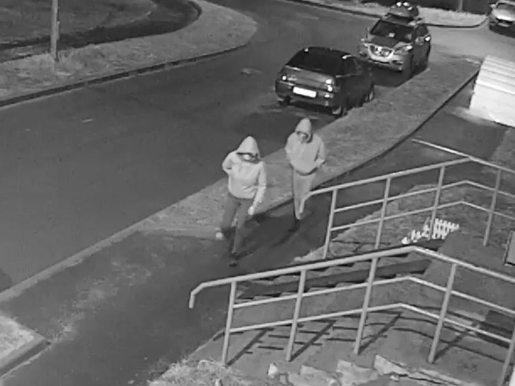 Соцсети: Воры в капюшонах вынесли велосипеды из подъезда в Петрозаводске