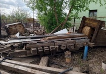 Жители Оренбурга, возвращающиеся к своим домам после паводка, сообщают, что на земле на своих участках находят доски и бревна, а на одном из участков оказалась крыша чужого дома, сообщает "МК в Оренбурге"