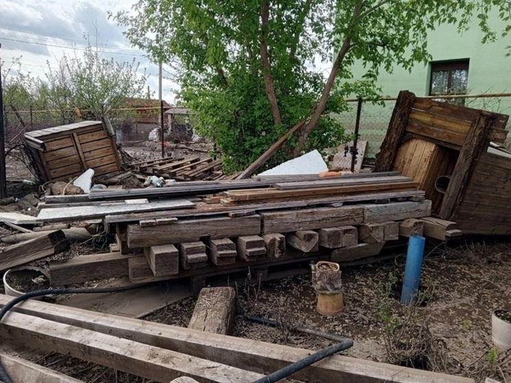Оренбуржцы после паводка нашли на участке чужую крышу