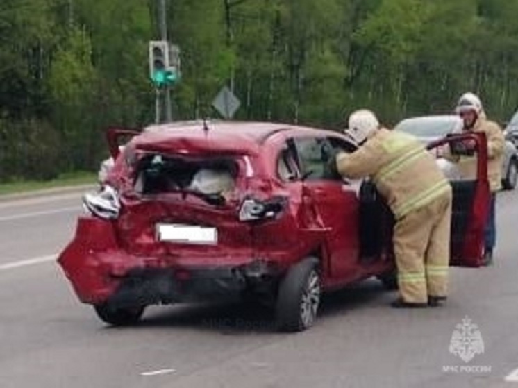 В Калужской области двое пострадали в столкновении легковушки и фуры из Грузии