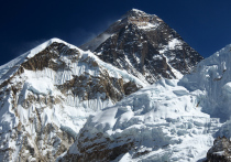 Альпинисты в базовом лагере Эвереста готовятся к штурму вершины, ожидая подходящего момента