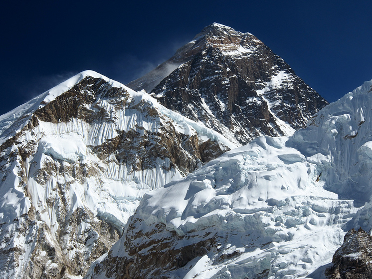 В Непале на на Эвересте ветра снесли палатки нескольких лагерей альпинистов