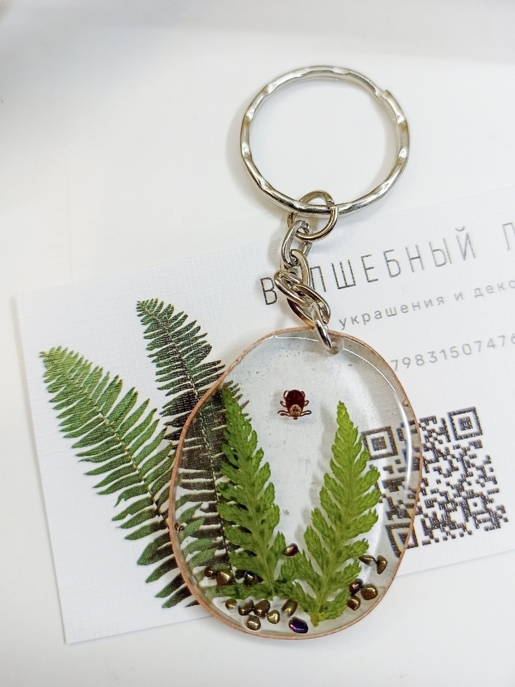 Красноярка изготавливает брелоки с живыми клещами